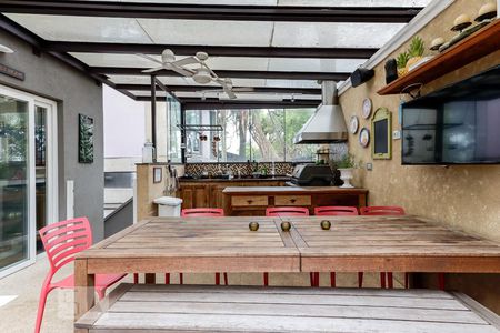 Casa de condomínio à venda com 790m², 4 quartos e 6 vagas Casa de condomínio à venda com 790m², 4 quartos e 6 vagasChurrasqueira