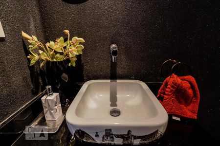 Casa de condomínio à venda com 790m², 4 quartos e 6 vagas Casa de condomínio à venda com 790m², 4 quartos e 6 vagasBanheiro do Salão de Jogos