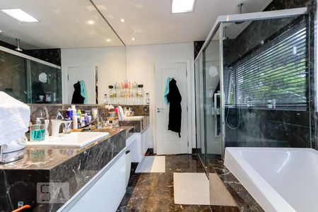 Casa de condomínio à venda com 790m², 4 quartos e 6 vagas Casa de condomínio à venda com 790m², 4 quartos e 6 vagasBanheiro da Suíte 1