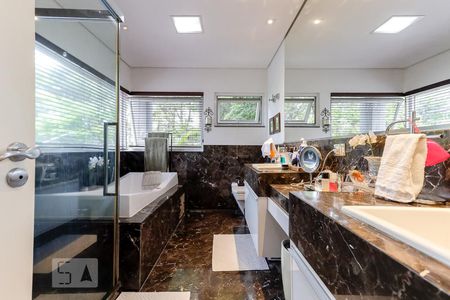 Casa de condomínio à venda com 790m², 4 quartos e 6 vagas Casa de condomínio à venda com 790m², 4 quartos e 6 vagasBanheiro da Suíte 1