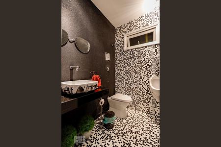 Casa de condomínio à venda com 790m², 4 quartos e 6 vagas Casa de condomínio à venda com 790m², 4 quartos e 6 vagasBanheiro do Salão de Jogos