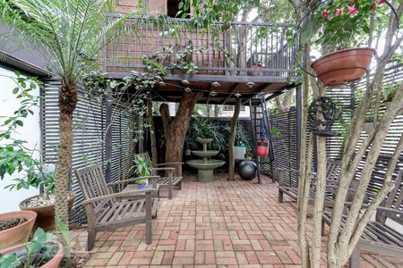 Casa de condomínio à venda com 790m², 4 quartos e 6 vagas Casa de condomínio à venda com 790m², 4 quartos e 6 vagasCasa na Árvore