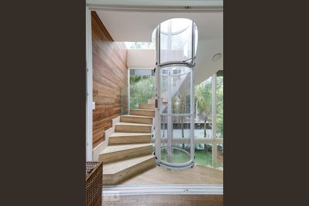 Casa de condomínio à venda com 790m², 4 quartos e 6 vagas Casa de condomínio à venda com 790m², 4 quartos e 6 vagasEscadas