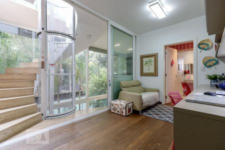 Casa de condomínio à venda com 790m², 4 quartos e 6 vagas Casa de condomínio à venda com 790m², 4 quartos e 6 vagasEscritório