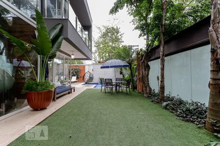 Casa de condomínio à venda com 790m², 4 quartos e 6 vagas Casa de condomínio à venda com 790m², 4 quartos e 6 vagasQuintal