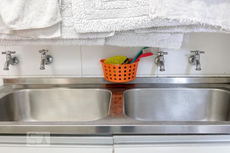 Casa de condomínio à venda com 790m², 4 quartos e 6 vagas Casa de condomínio à venda com 790m², 4 quartos e 6 vagasÁrea de Serviço