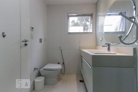 Casa de condomínio à venda com 790m², 4 quartos e 6 vagas Casa de condomínio à venda com 790m², 4 quartos e 6 vagasBanheiro da Suíte 2