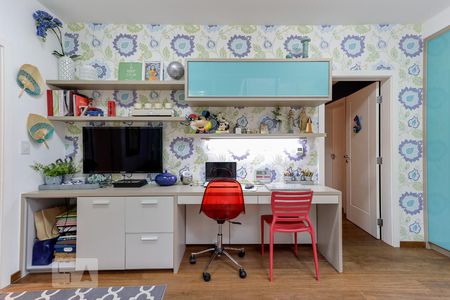 Casa de condomínio à venda com 790m², 4 quartos e 6 vagas Casa de condomínio à venda com 790m², 4 quartos e 6 vagasEscritório