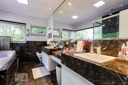 Casa de condomínio à venda com 790m², 4 quartos e 6 vagas Casa de condomínio à venda com 790m², 4 quartos e 6 vagasBanheiro da Suíte 1