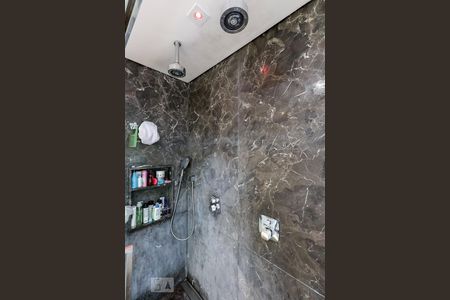 Casa de condomínio à venda com 790m², 4 quartos e 6 vagas Casa de condomínio à venda com 790m², 4 quartos e 6 vagasBanheiro da Suíte 1