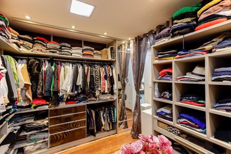 Casa de condomínio à venda com 790m², 4 quartos e 6 vagas Casa de condomínio à venda com 790m², 4 quartos e 6 vagasCloset da Suíte 1