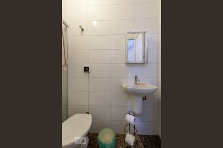 Casa de condomínio à venda com 790m², 4 quartos e 6 vagas Casa de condomínio à venda com 790m², 4 quartos e 6 vagasBanheiro de Serviço