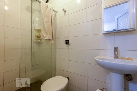 Casa de condomínio à venda com 790m², 4 quartos e 6 vagas Casa de condomínio à venda com 790m², 4 quartos e 6 vagasBanheiro de Serviço