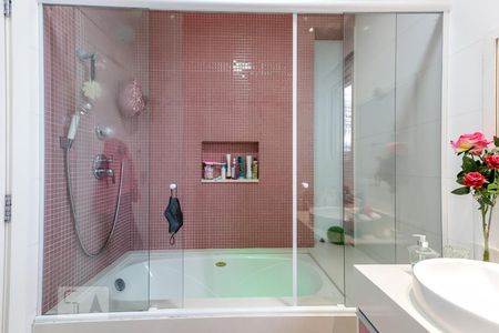 Casa de condomínio à venda com 790m², 4 quartos e 6 vagas Casa de condomínio à venda com 790m², 4 quartos e 6 vagasBanheiro da Suíte 3