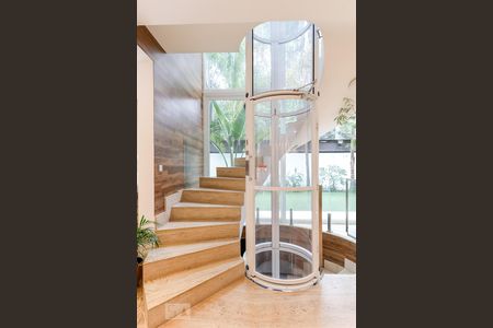 Casa de condomínio à venda com 790m², 4 quartos e 6 vagas Casa de condomínio à venda com 790m², 4 quartos e 6 vagasHall Entrada