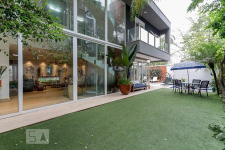 Casa de condomínio à venda com 790m², 4 quartos e 6 vagas Casa de condomínio à venda com 790m², 4 quartos e 6 vagasQuintal