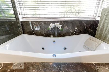 Casa de condomínio à venda com 790m², 4 quartos e 6 vagas Casa de condomínio à venda com 790m², 4 quartos e 6 vagasBanheiro da Suíte 1