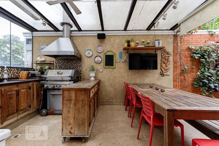 Casa de condomínio à venda com 790m², 4 quartos e 6 vagas Casa de condomínio à venda com 790m², 4 quartos e 6 vagasChurrasqueira