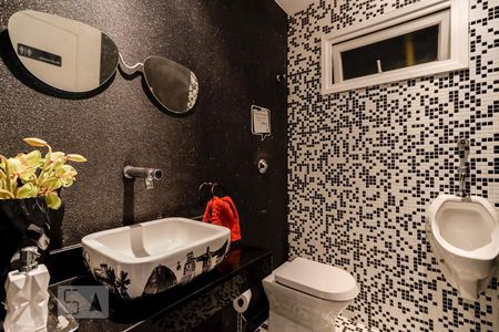 Casa de condomínio à venda com 790m², 4 quartos e 6 vagas Casa de condomínio à venda com 790m², 4 quartos e 6 vagasBanheiro do Salão de Jogos