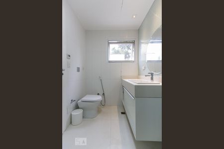 Casa de condomínio à venda com 790m², 4 quartos e 6 vagas Casa de condomínio à venda com 790m², 4 quartos e 6 vagasBanheiro da Suíte 2