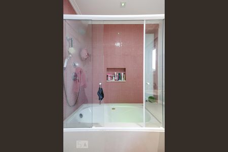 Casa de condomínio à venda com 790m², 4 quartos e 6 vagas Casa de condomínio à venda com 790m², 4 quartos e 6 vagasBanheiro da Suíte 3