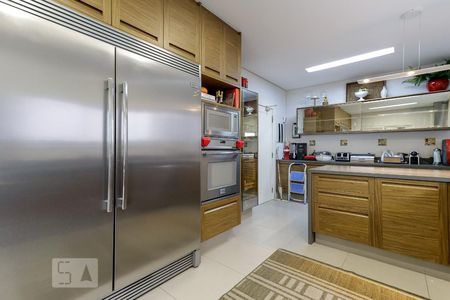 Casa de condomínio à venda com 790m², 4 quartos e 6 vagas Casa de condomínio à venda com 790m², 4 quartos e 6 vagasCozinha