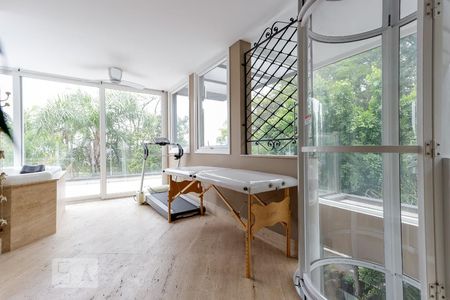 Casa de condomínio à venda com 790m², 4 quartos e 6 vagas Casa de condomínio à venda com 790m², 4 quartos e 6 vagasSPA