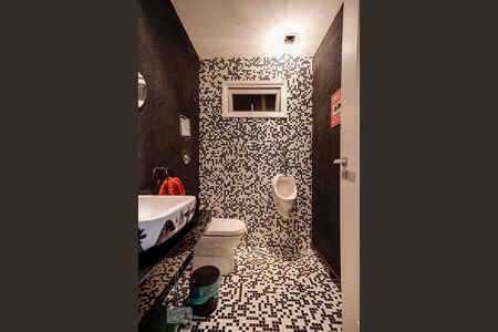 Casa de condomínio à venda com 790m², 4 quartos e 6 vagas Casa de condomínio à venda com 790m², 4 quartos e 6 vagasBanheiro do Salão de Jogos