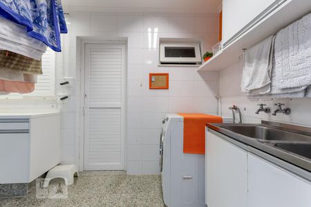 Casa de condomínio à venda com 790m², 4 quartos e 6 vagas Casa de condomínio à venda com 790m², 4 quartos e 6 vagasÁrea de Serviço