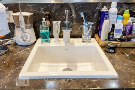 Casa de condomínio à venda com 790m², 4 quartos e 6 vagas Casa de condomínio à venda com 790m², 4 quartos e 6 vagasBanheiro da Suíte 1