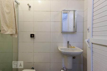 Casa de condomínio à venda com 790m², 4 quartos e 6 vagas Casa de condomínio à venda com 790m², 4 quartos e 6 vagasBanheiro de Serviço