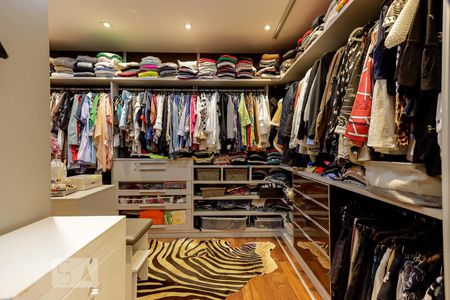 Casa de condomínio à venda com 790m², 4 quartos e 6 vagas Casa de condomínio à venda com 790m², 4 quartos e 6 vagasCloset da Suíte 1