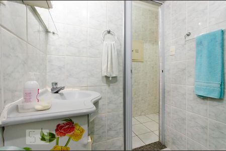 Banheiro de kitnet/studio para alugar com 1 quarto, 38m² em Boqueirão, Santos
