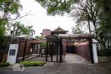 Casa à venda com 435m², 3 quartos e 6 vagas Casa à venda com 435m², 3 quartos e 6 vagasFachada