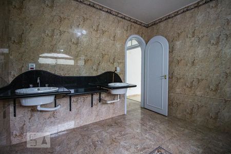 Casa à venda com 435m², 3 quartos e 6 vagas Casa à venda com 435m², 3 quartos e 6 vagasBanheiro da Suíte 2