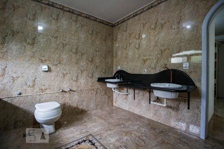 Casa à venda com 435m², 3 quartos e 6 vagas Casa à venda com 435m², 3 quartos e 6 vagasBanheiro da Suíte 2