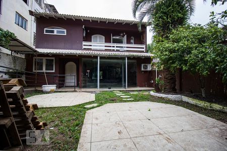 Casa à venda com 435m², 3 quartos e 6 vagas Casa à venda com 435m², 3 quartos e 6 vagasQuintal