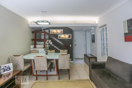 Sala de Estar de casa de condomínio para alugar com 2 quartos, 80m² em Vila São Silvestre, São Paulo