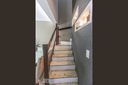 Escadas de casa de condomínio para alugar com 2 quartos, 80m² em Vila São Silvestre, São Paulo