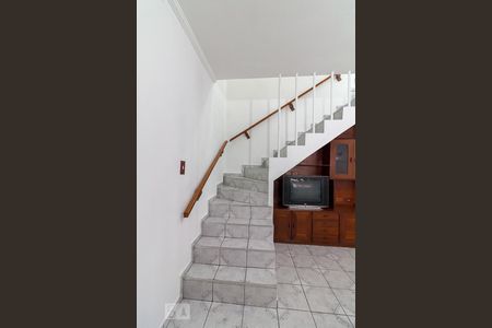 Escadas de casa para alugar com 2 quartos, 178m² em Macedo, Guarulhos