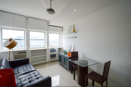 Sala de apartamento para alugar com 1 quarto, 42m² em Barra da Tijuca, Rio de Janeiro