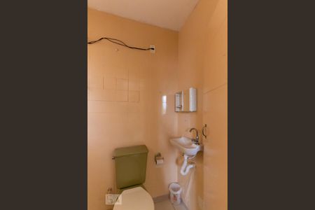 Banheiro de kitnet/studio para alugar com 1 quarto, 18m² em Jardim Semiramis, Cotia