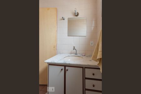 Banheiro de apartamento à venda com 1 quarto, 50m² em Vila Lemos, Campinas