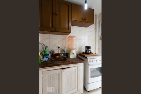 Cozinha de kitnet/studio para alugar com 1 quarto, 28m² em Gonzaga, Santos