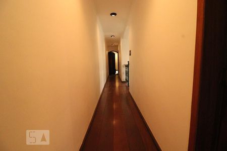 Corredor de casa para alugar com 4 quartos, 300m² em Jardim da Gloria, São Paulo