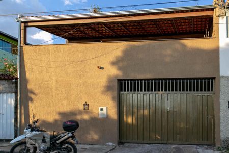 Casa à venda com 340m², 3 quartos e 6 vagas Casa à venda com 340m², 3 quartos e 6 vagasFachada