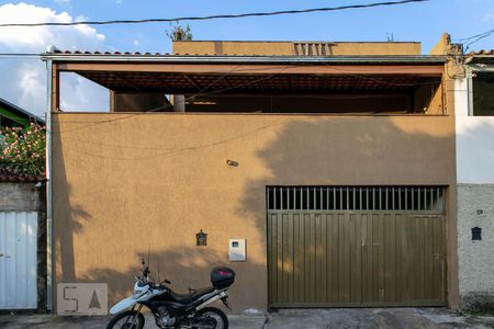 Casa à venda com 340m², 3 quartos e 6 vagas Casa à venda com 340m², 3 quartos e 6 vagasFachada