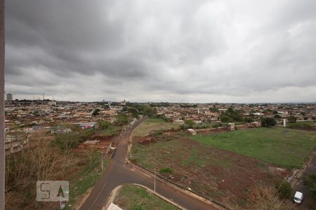 Vista da sacada (lado esquerdo) de apartamento para alugar com 2 quartos, 45m² em Ipiranga, Ribeirão Preto