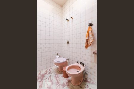 Casa para alugar com 750m², 4 quartos e 5 vagas Casa para alugar com 750m², 4 quartos e 5 vagasBanheiro Social