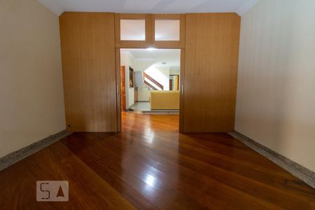 Sala de TV de casa à venda com 4 quartos, 250m² em Jardim Peri Peri, São Paulo